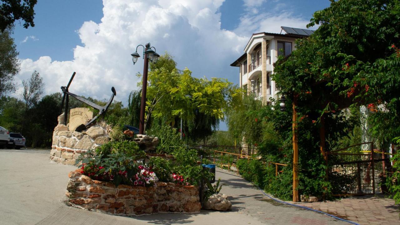 Hotel Insula Нептун Екстериор снимка