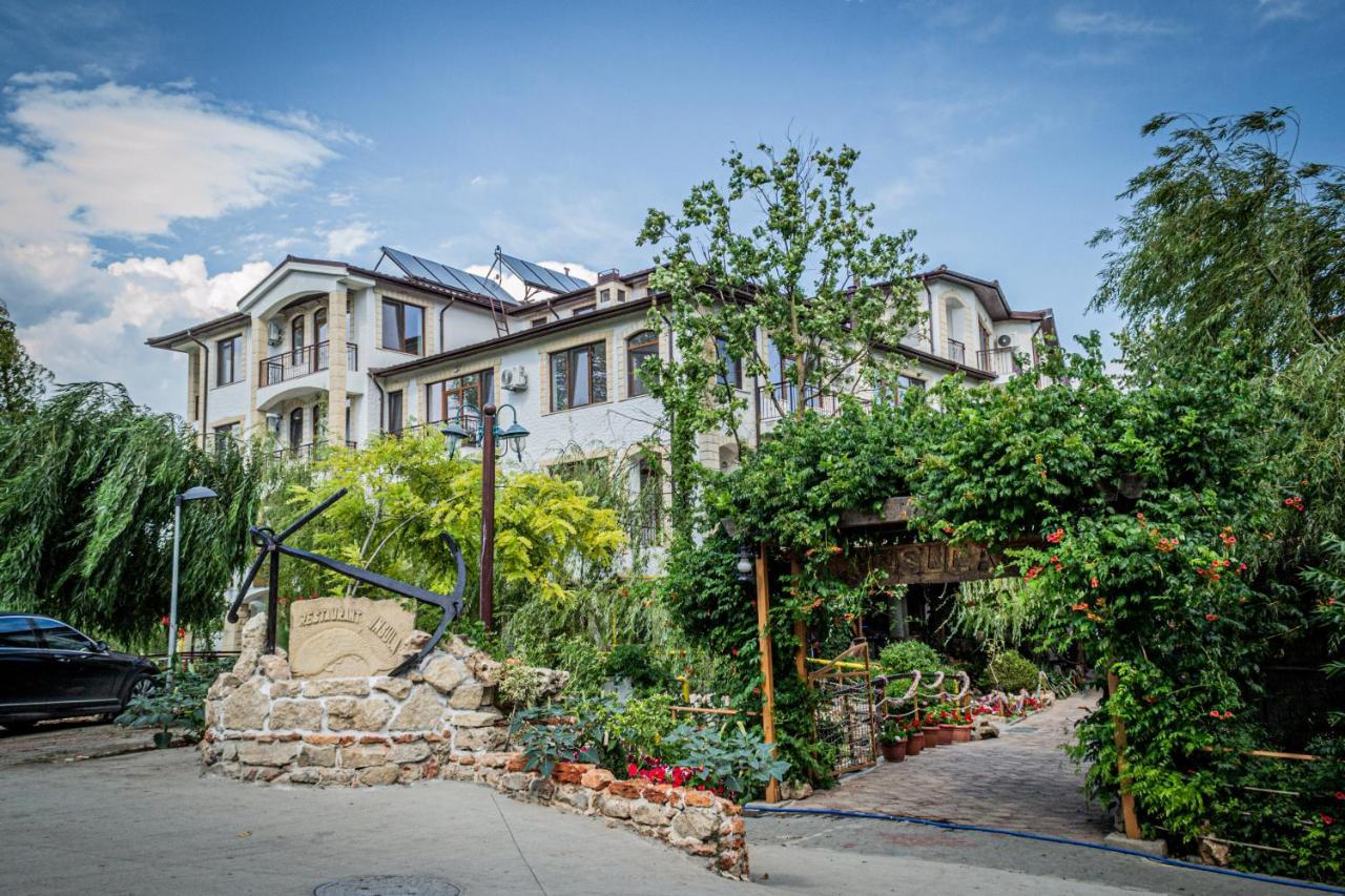 Hotel Insula Нептун Екстериор снимка
